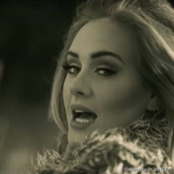 O blush e sobrancelhas marcadas na make Adele deram mais defini??o ao seu rosto
